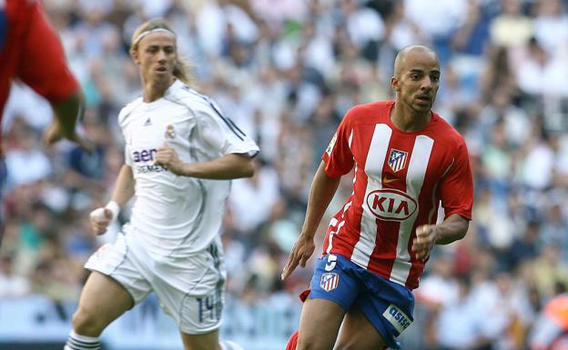 Peter Luccin ante Guti durante un derbi frente al Real Madrid.