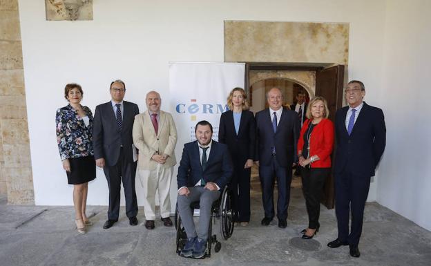 Los representantes de CERMI y de las instituciones posan instantes antes del inicio de la reunión. 