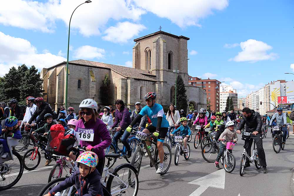 10.000 burgaleses han participado esta jornada de domingo en el Día de la Bici, una iniciativa de Proyecto Hombre, para promocionar el deporte y los estilos de vida saludables