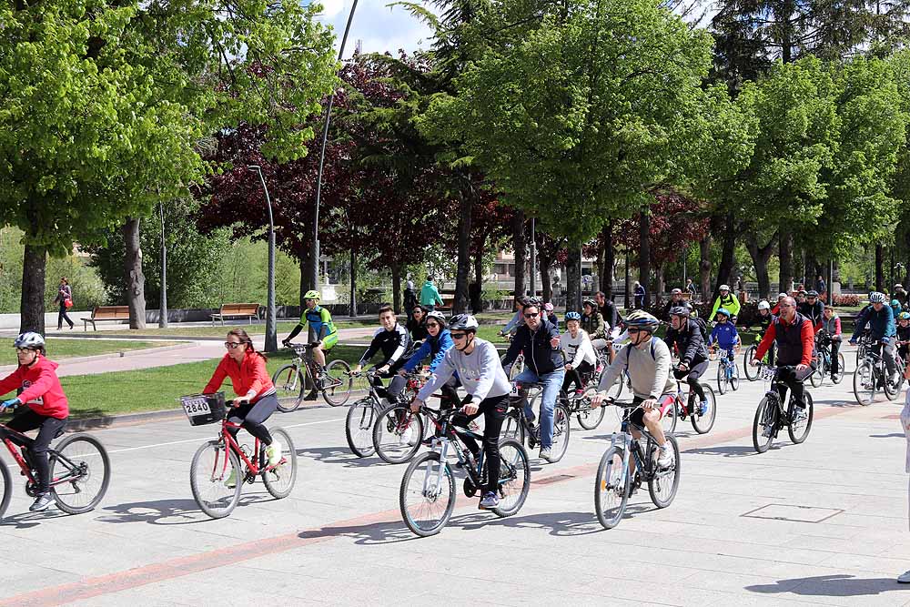 10.000 burgaleses han participado esta jornada de domingo en el Día de la Bici, una iniciativa de Proyecto Hombre, para promocionar el deporte y los estilos de vida saludables