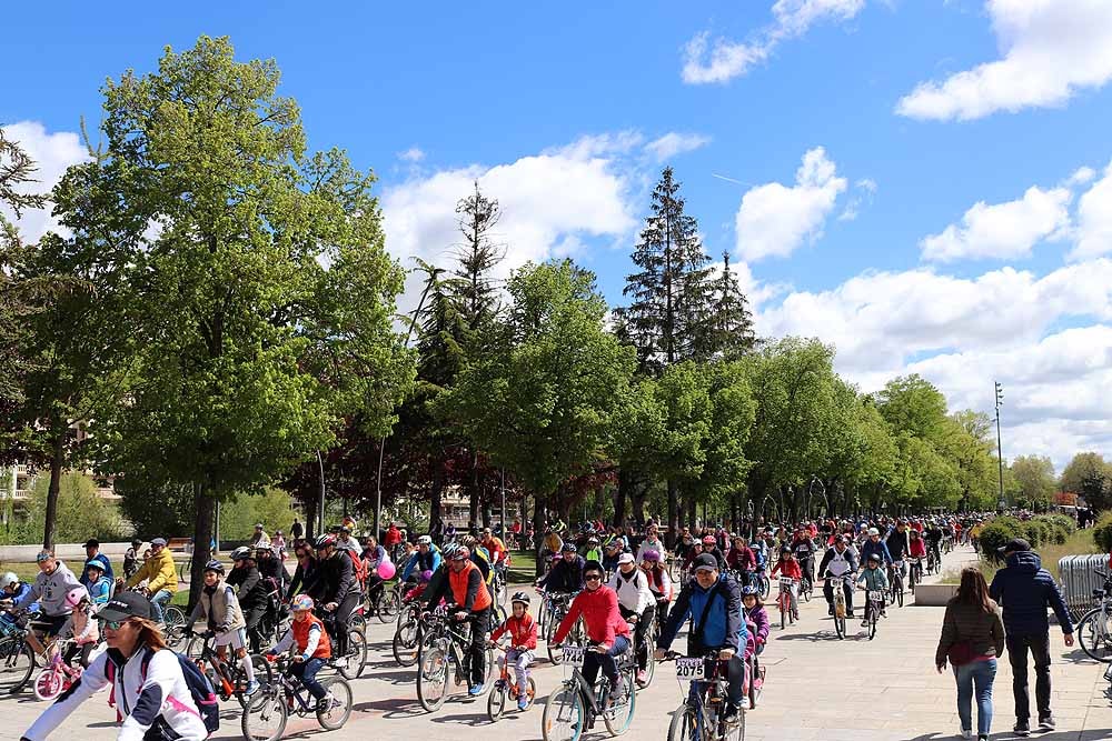 10.000 burgaleses han participado esta jornada de domingo en el Día de la Bici, una iniciativa de Proyecto Hombre, para promocionar el deporte y los estilos de vida saludables