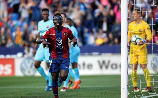 Boateng celebra uno de los tres goles que le marcó al Barça. 