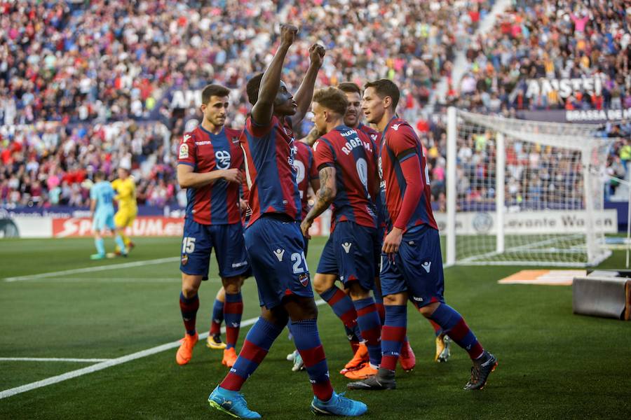 El Barça perdió la imbatibilidad en el Ciutat de Valencia a pesar del hat-trick de Coutinho y el penalti transformado por Suárez. Con esta victoria, el Levante acumula cinco consecutivas en casa