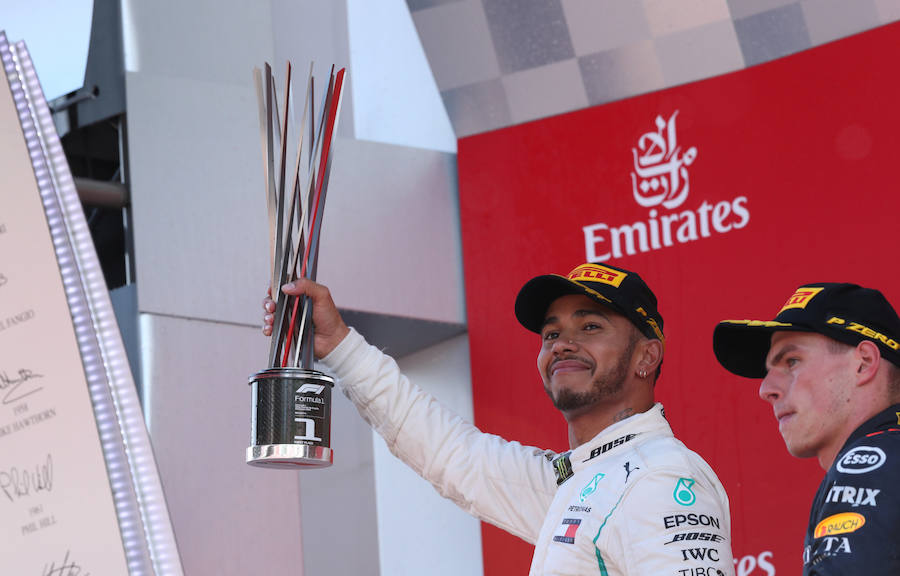 Hamilton sigue líder en la general tras ganar en Montmeló. Alonso quedó en octava posición y Sainz consiguió una merecida séptima plaza.