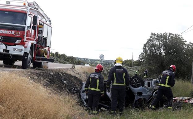 Los bomberos de Diputación, junto al vehículo calcinado