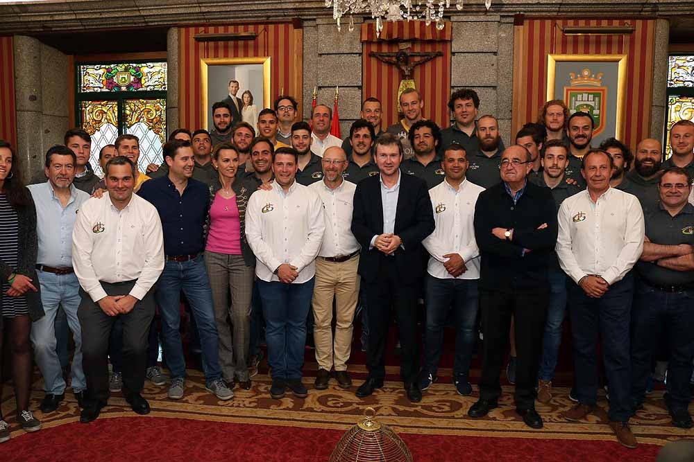 Fotos: El Ubu Colina Clinic celebra su histórico ascenso en el Ayuntamiento, en imágenes