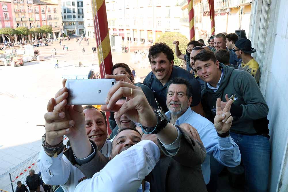 Fotos: El Ubu Colina Clinic celebra su histórico ascenso en el Ayuntamiento, en imágenes