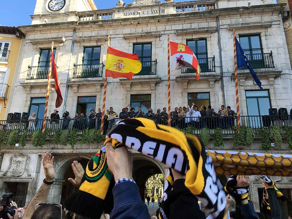 Fotos: El Ubu Colina Clinic celebra su histórico ascenso en el Ayuntamiento, en imágenes