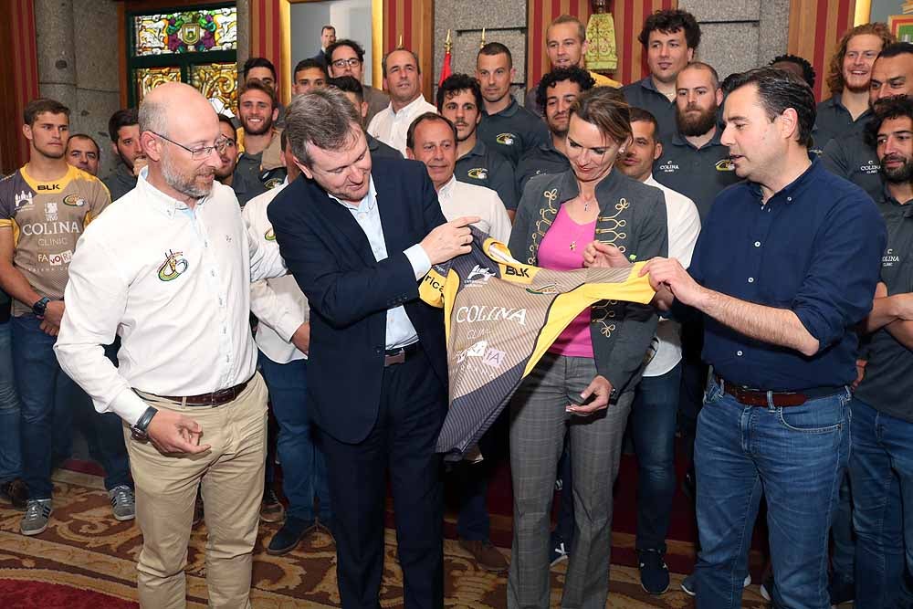 Fotos: El Ubu Colina Clinic celebra su histórico ascenso en el Ayuntamiento, en imágenes