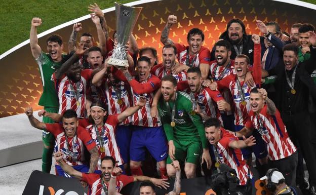 Los futbolistas del Atlético levantan el trofeo. 