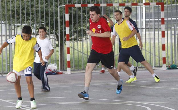 Partido de solteros contra casados (y sus hijos).