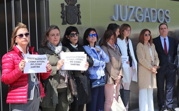 Concentración de esta mañana frente a los Juzgados de Burgos