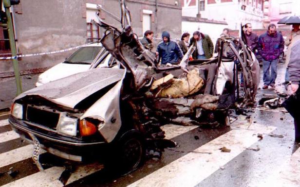 Así quedó el coche en el que viajaba el comandante Luciano Cortizo y su hija Beatriz.