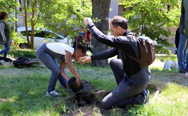 Una de las niñas que han participado en 'Raíces y piedras'