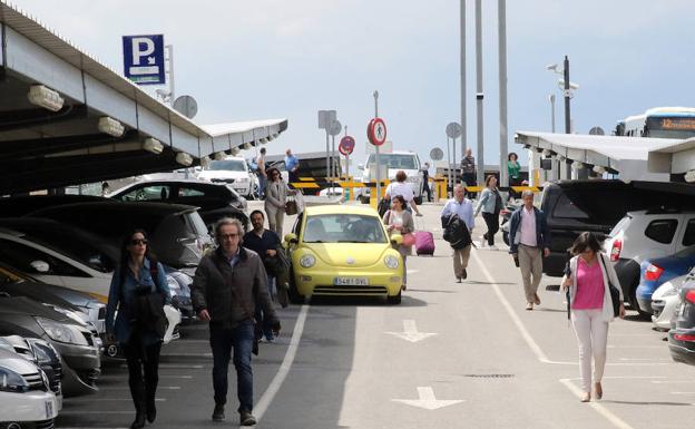 Pasajeros con sus equipajes en el aparcamiento de la estación del Ave de Segovia, esta misma tarde, tras confirmarse la falsa alarma. 