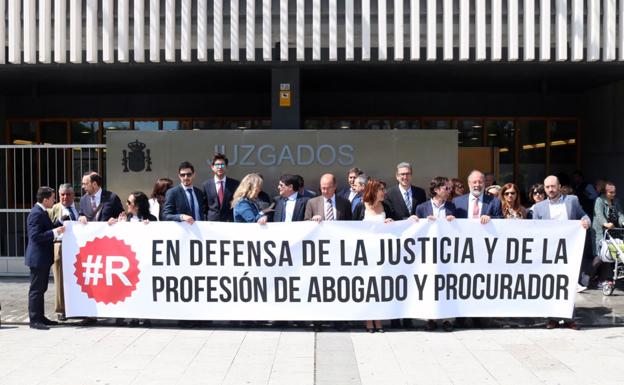 Los abogados y procuradores, en las puertas de los Juzgados de Burgos