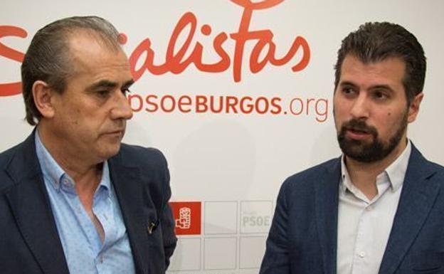 El procurador Luis Briones, a la izquierda, junto al secretario autonómico del PSOE, Luis Tudanca.