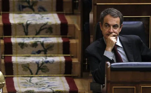 Zapatero atiende en el Congreso. 
