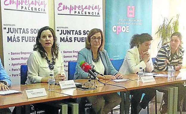 Vanesa Ezquerra y Ángeles Armisén, primera y segunda por la izquierda.
