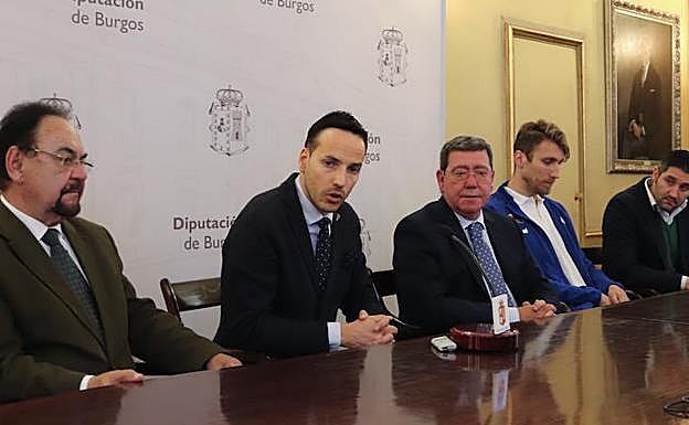 Félix Sancho, acompañado del presidente de la Diputación, César Rico.