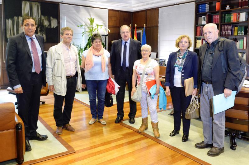 El presidente de la Junta de Castilla y León, Juan Vicente Herrera (c), se ha reunido con representantes de las plataformas sanitarias en defensa de la sanidad pública de Castilla y León. 