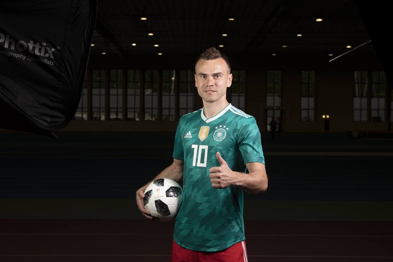 El portero Igor Akinfeev posa con la camiseta de Alemania. 