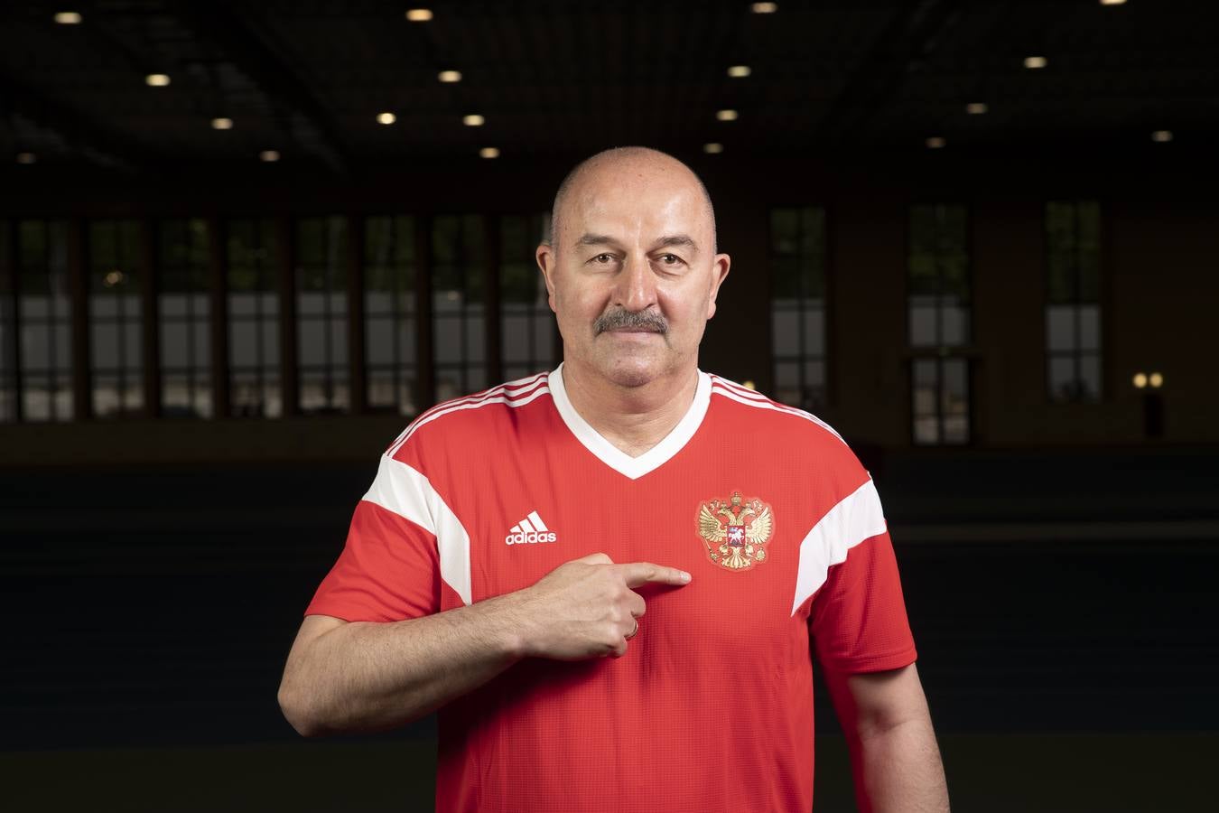 Stanislav Cherchesov, seleccionador ruso, con la camiseta de su país.