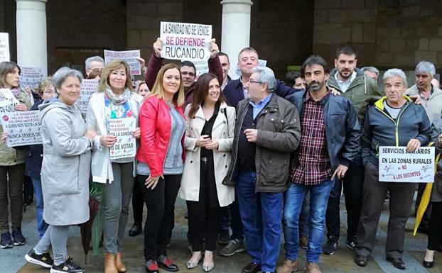 Los socialistas participaron también ayer en una concentración por la sanidad pública