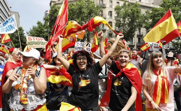 Un millar de personas se manifiestan en Barcelona por la unidad de España
