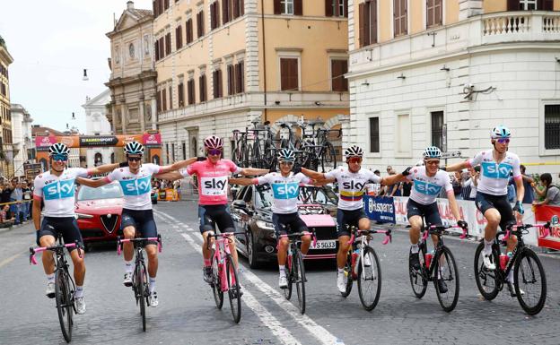 Froome, con sus compañeros del equipo Sky.