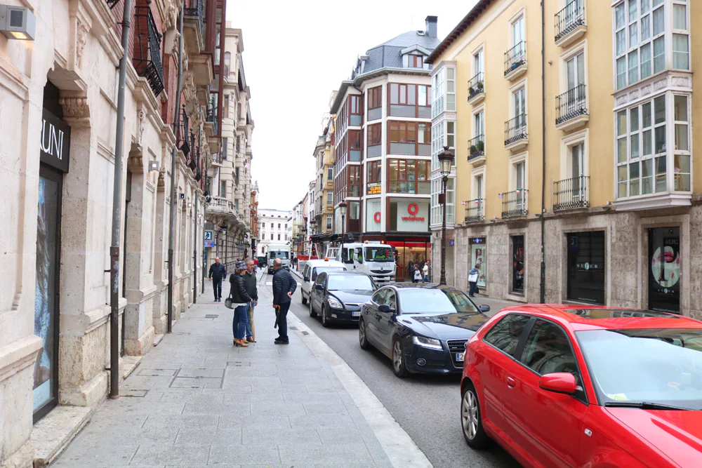 Vehílos circulando por la calle Santander