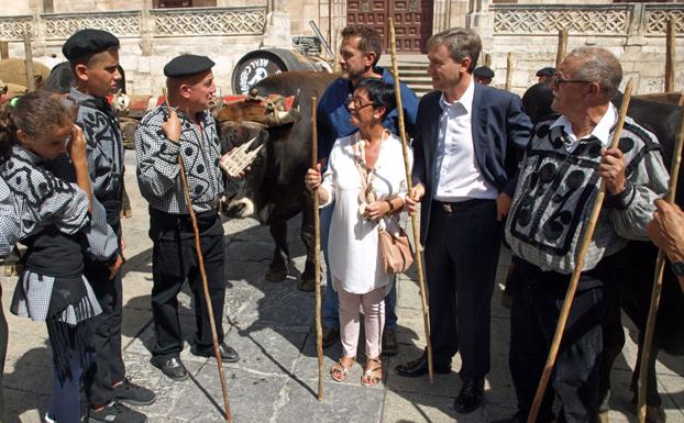 Martín Chicote junto con el alcalde de Burgos, Javier Lacalle, en la recepción en la Catedral