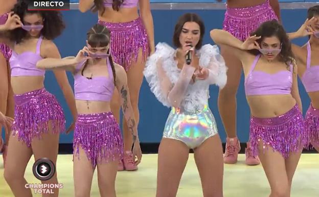 Dua Lipa, durante su actuación en la final de la Champions League. 