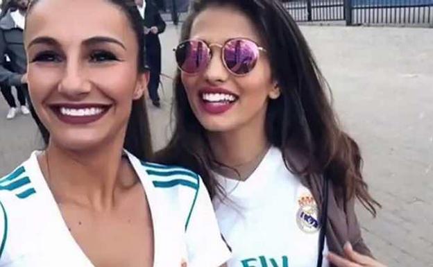 Sara Sálamo y Adriana Pozueco con sus camisetas del Real Madrid. 