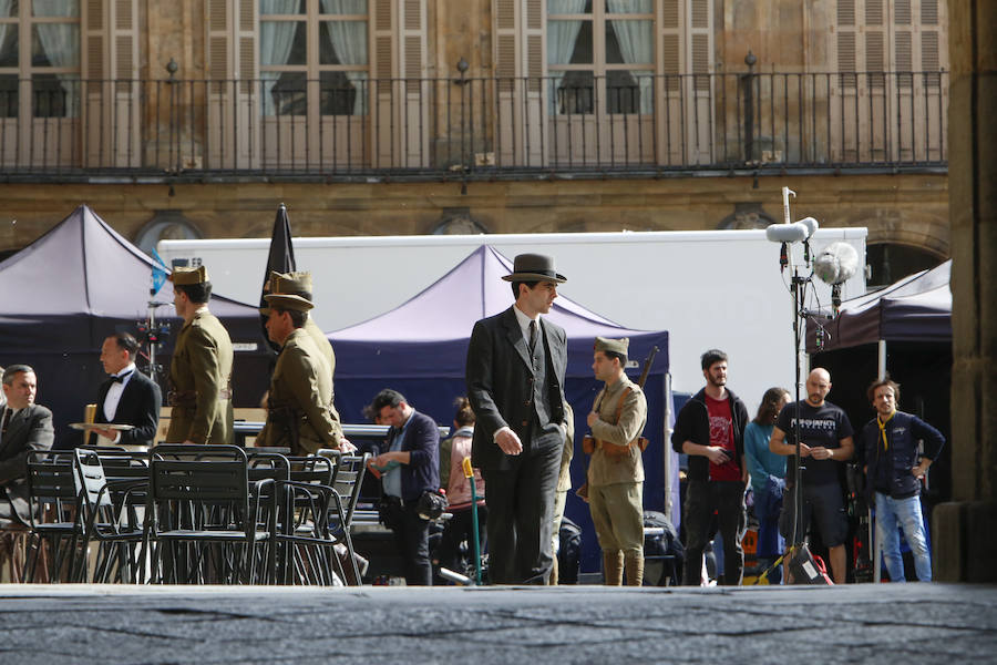 La bandera ondeó esta mañana en la Plaza Mayor durante el rodaje de la película 'Mientras dure la Guerra' que el realizador Alejandro Amenabar esta rodando en la ciudad