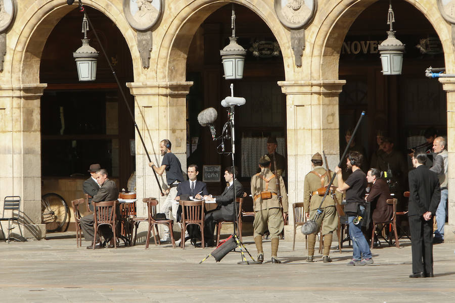 La bandera ondeó esta mañana en la Plaza Mayor durante el rodaje de la película 'Mientras dure la Guerra' que el realizador Alejandro Amenabar esta rodando en la ciudad