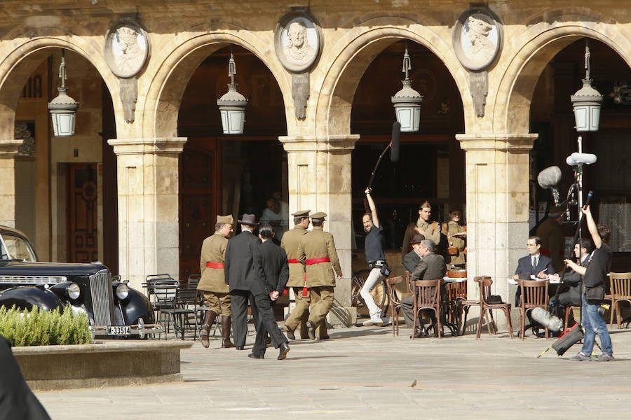 La bandera ondeó esta mañana en la Plaza Mayor durante el rodaje de la película 'Mientras dure la Guerra' que el realizador Alejandro Amenabar esta rodando en la ciudad