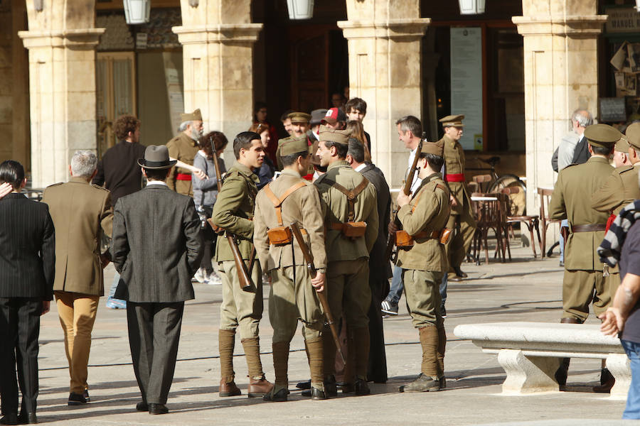 La bandera ondeó esta mañana en la Plaza Mayor durante el rodaje de la película 'Mientras dure la Guerra' que el realizador Alejandro Amenabar esta rodando en la ciudad