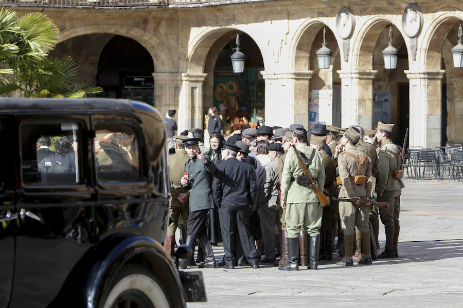 La bandera ondeó esta mañana en la Plaza Mayor durante el rodaje de la película 'Mientras dure la Guerra' que el realizador Alejandro Amenabar esta rodando en la ciudad