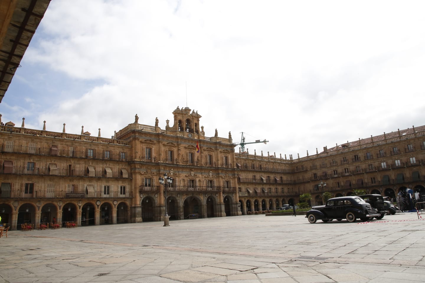 La bandera ondeó esta mañana en la Plaza Mayor durante el rodaje de la película 'Mientras dure la Guerra' que el realizador Alejandro Amenabar esta rodando en la ciudad