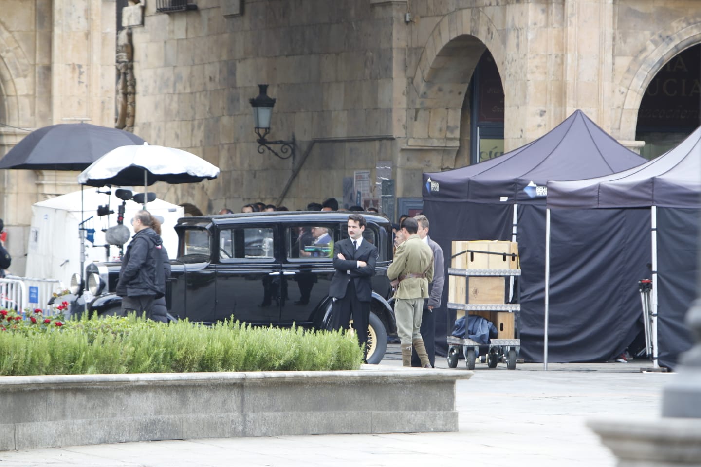 La bandera ondeó esta mañana en la Plaza Mayor durante el rodaje de la película 'Mientras dure la Guerra' que el realizador Alejandro Amenabar esta rodando en la ciudad