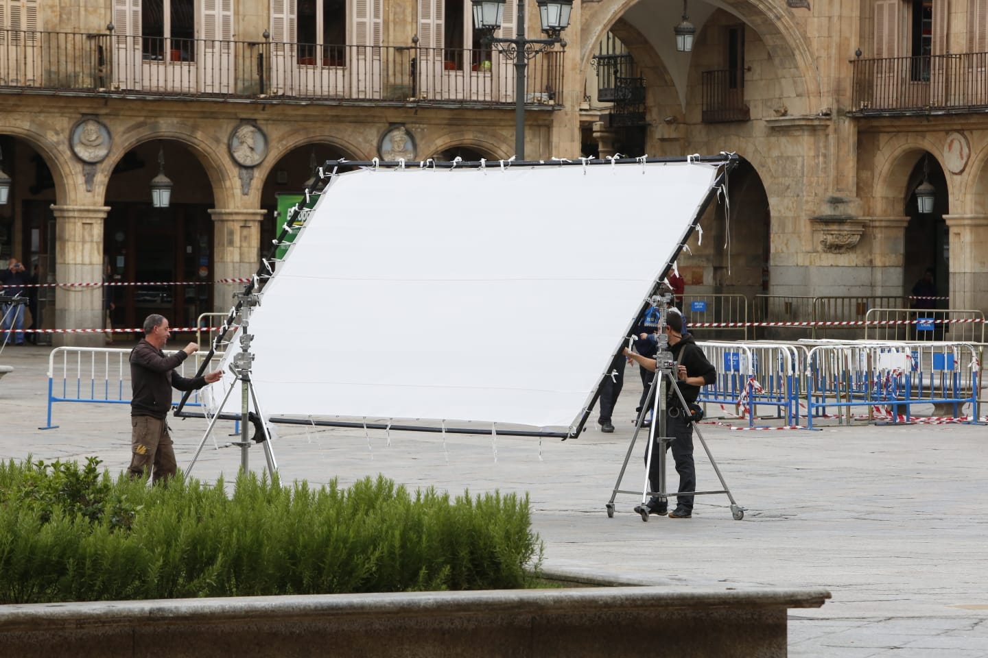 La bandera ondeó esta mañana en la Plaza Mayor durante el rodaje de la película 'Mientras dure la Guerra' que el realizador Alejandro Amenabar esta rodando en la ciudad