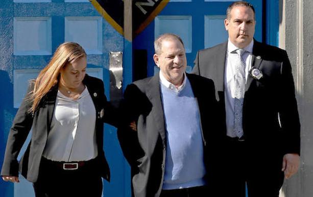 Harvey Weinstein (c) abandona una comisarí­a de Nueva York. 