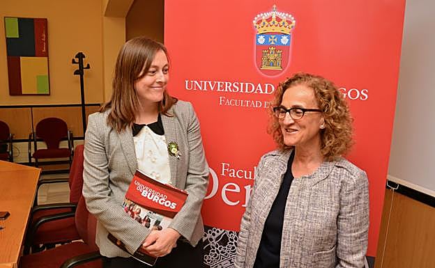 Verónica Caldero, vicerrectora de Estudiantes y María Isabel Gómez, coordinadora de la EBAU 