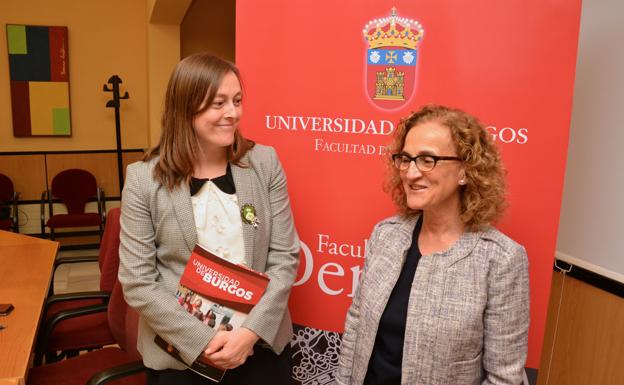 Verónica Caldero, vicerrectora de Estudiantes y María Isabel Gómez, coordinadora de la EBAU 