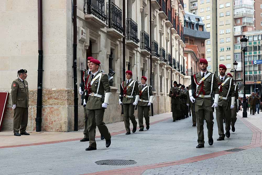 Fotos: El Ejército iza la bandera en Capitanía