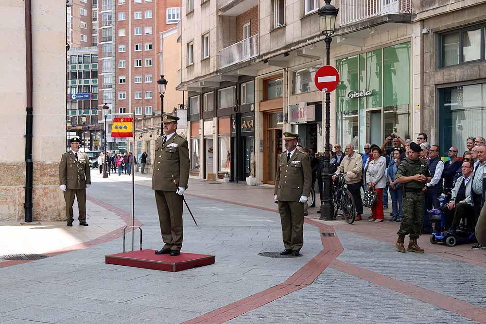 Fotos: El Ejército iza la bandera en Capitanía