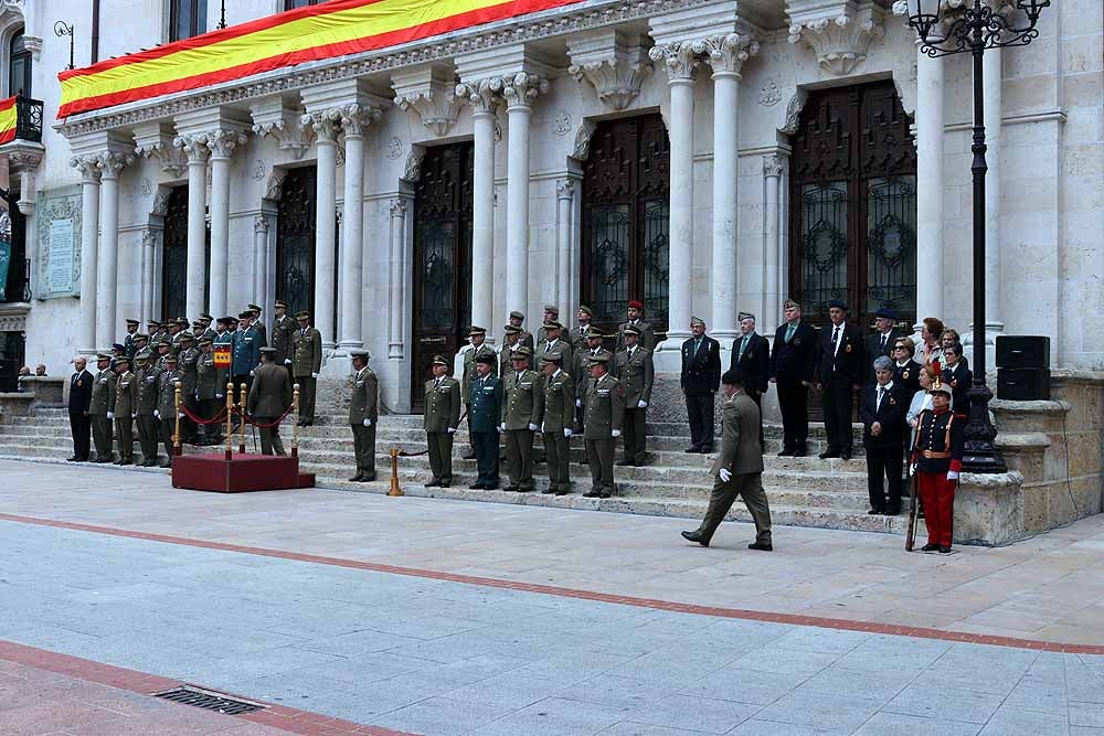 Fotos: El Ejército iza la bandera en Capitanía