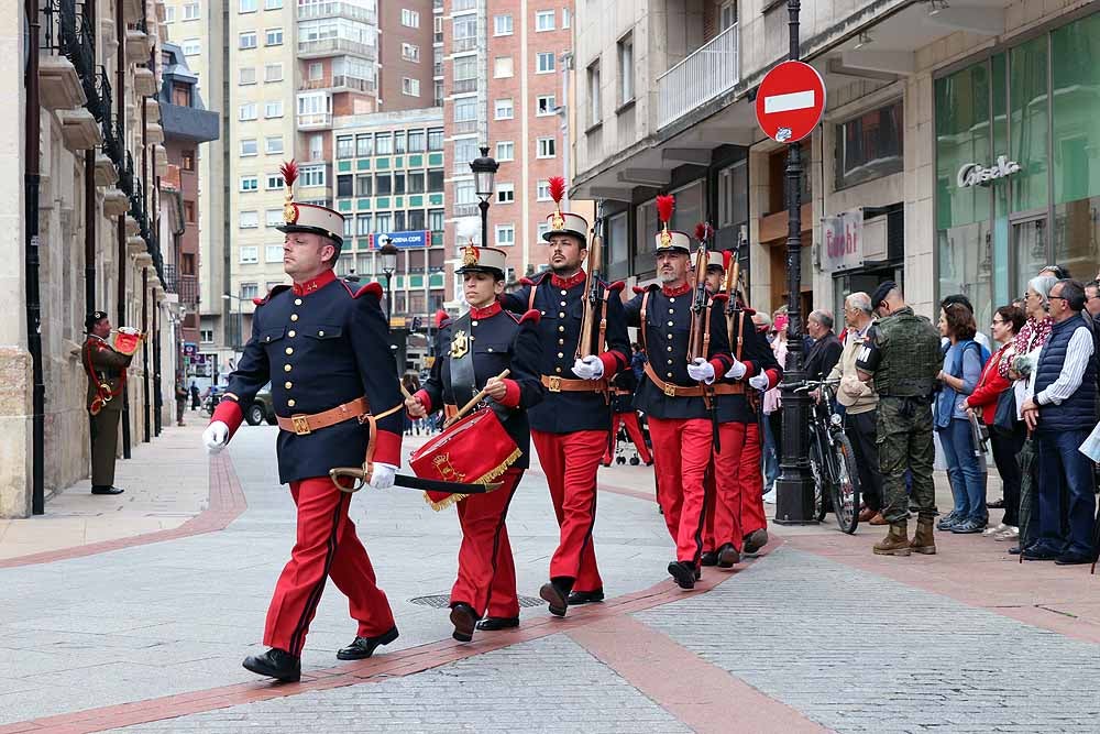 Fotos: El Ejército iza la bandera en Capitanía