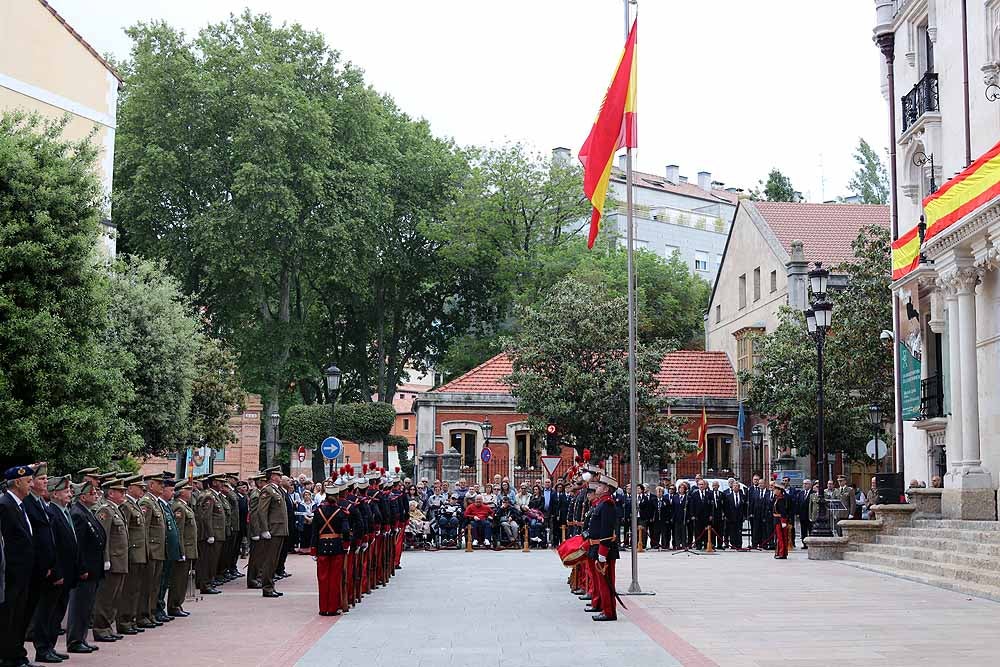 Fotos: El Ejército iza la bandera en Capitanía